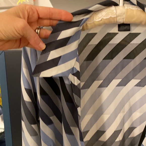 Wrap around BEBE DRESS geometric pattern - Picture 6 of 7